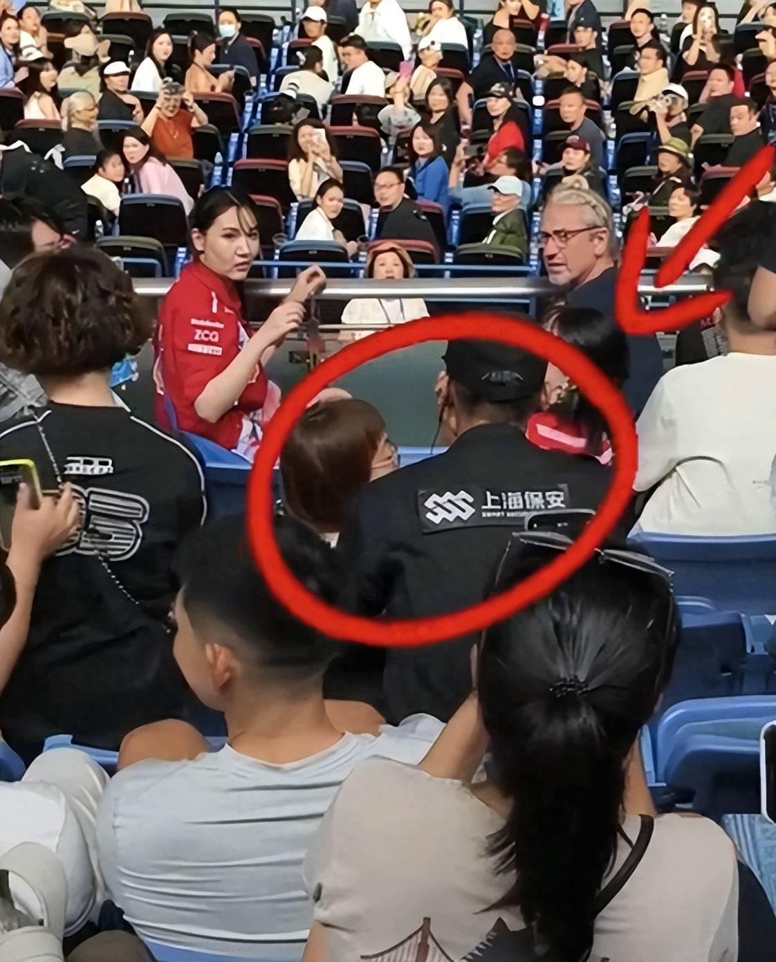 场面火爆！网球观众席沸腾不已