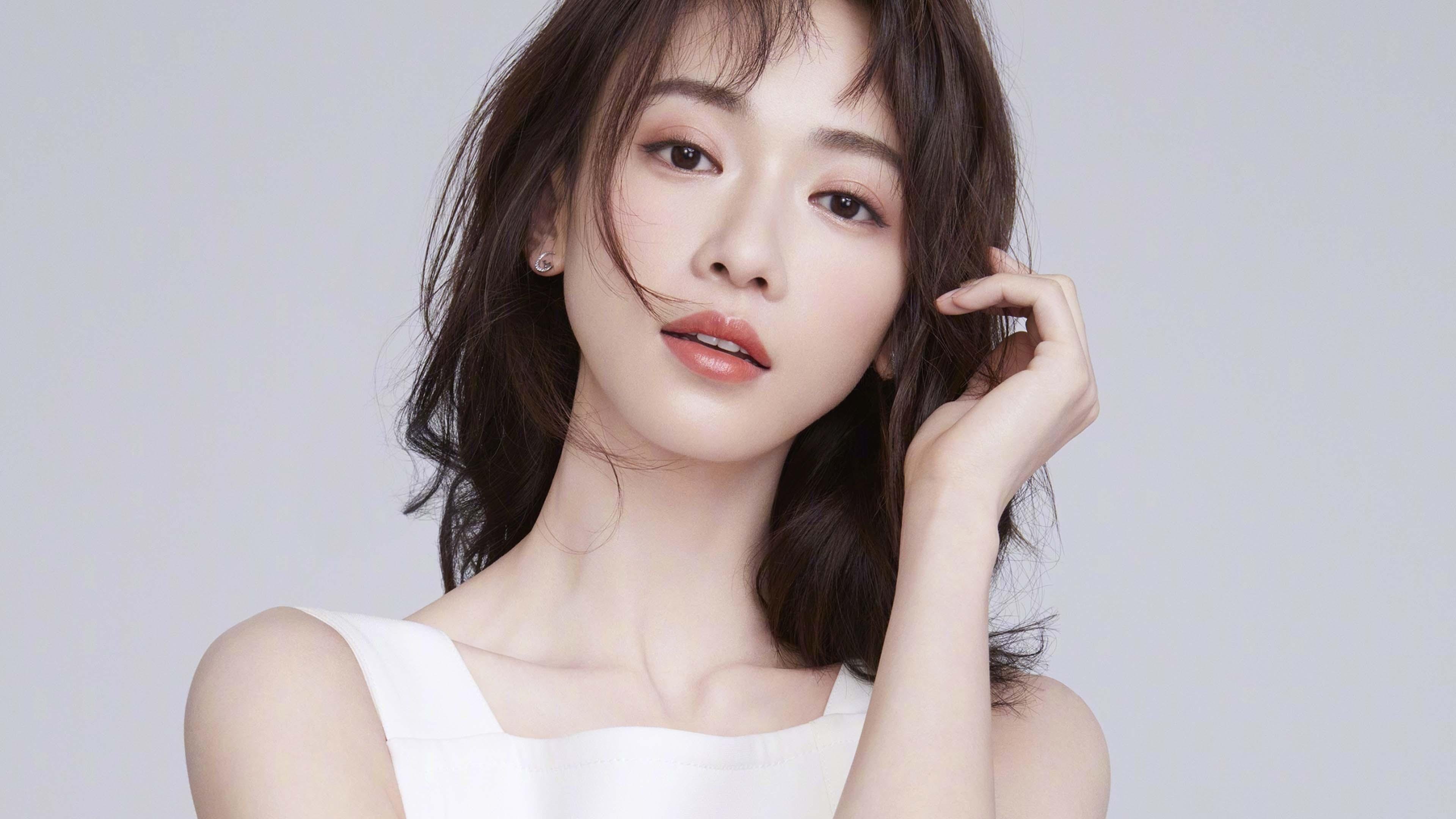 绿茵的双生叙事，当控制力成为艺术的两种写法