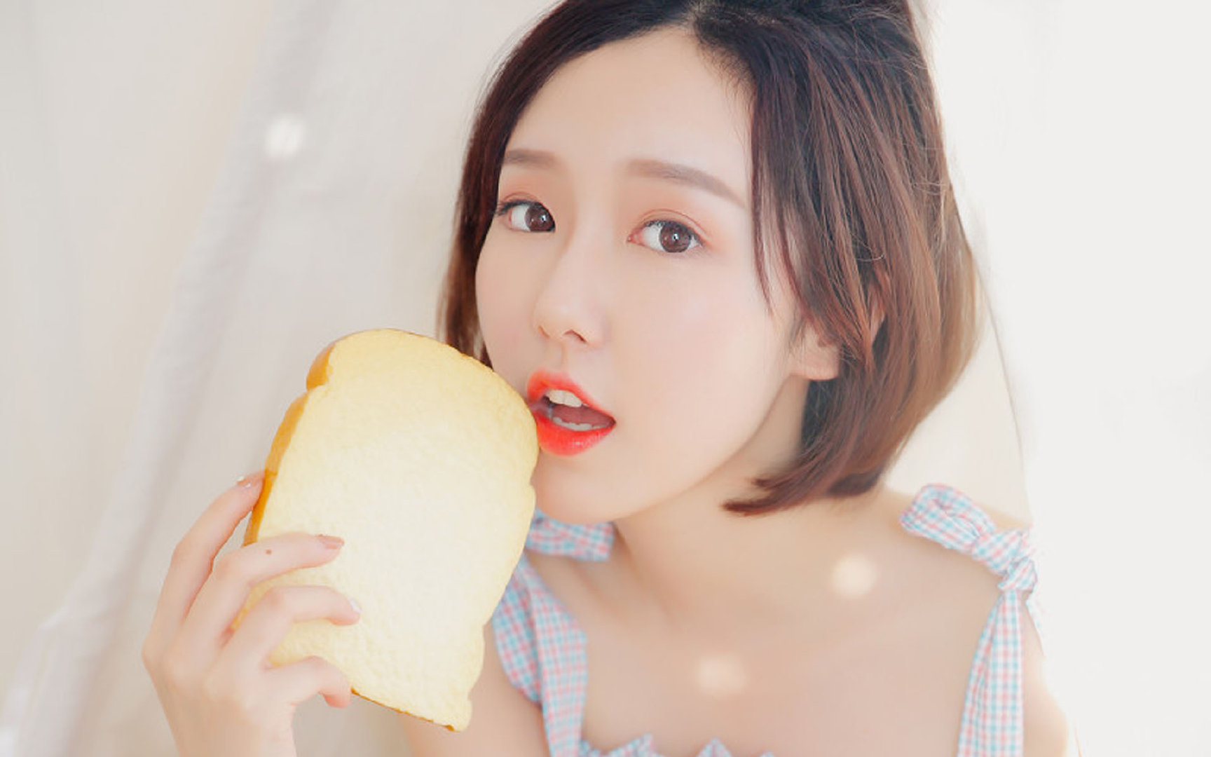 足球双线传奇，秘鲁加时鏖战擒洪都拉斯，劳塔罗德甲争冠战独揽风云