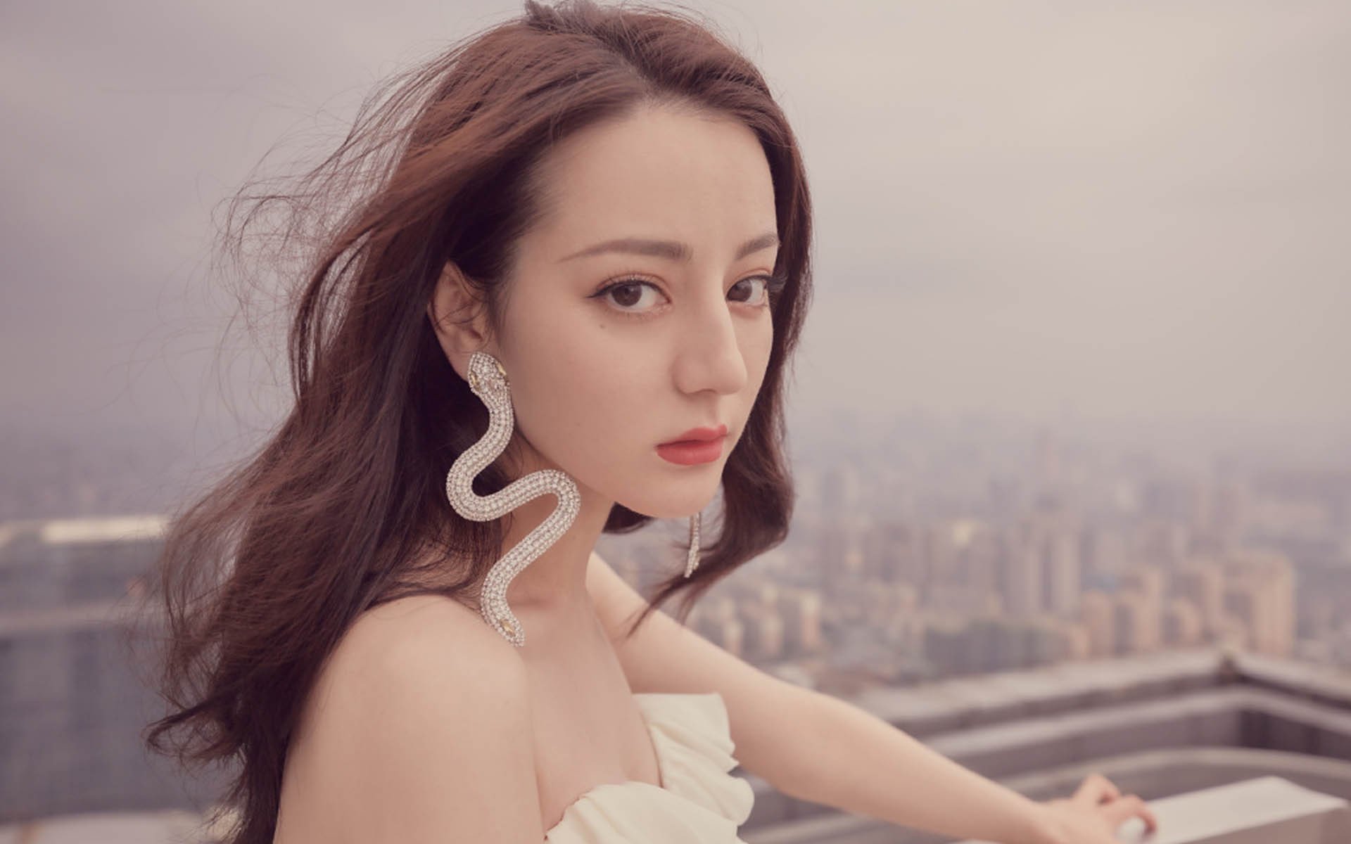 这是一篇为您定制的文章。为了体现唯一性,我避开了常规的赛况播报,而是从战略心理学和个体英雄与团队反差的视觉切入,描绘了一场充满了宿命感与颠覆性的比赛